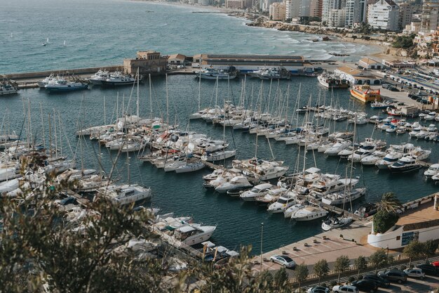 Vue panoramique sur un port dans le parc naturel de Penyal d'Ifac à Calp, Espagne