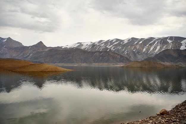 Photo gratuite vue panoramique sur le réservoir d'azat en arménie avec une chaîne de montagnes enneigées en arrière-plan