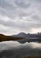 Photo gratuite vue panoramique sur le réservoir d'azat en arménie avec le reflet des montagnes