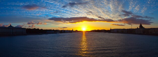 Vue panoramique de la rivière Neva à l&#39;aube