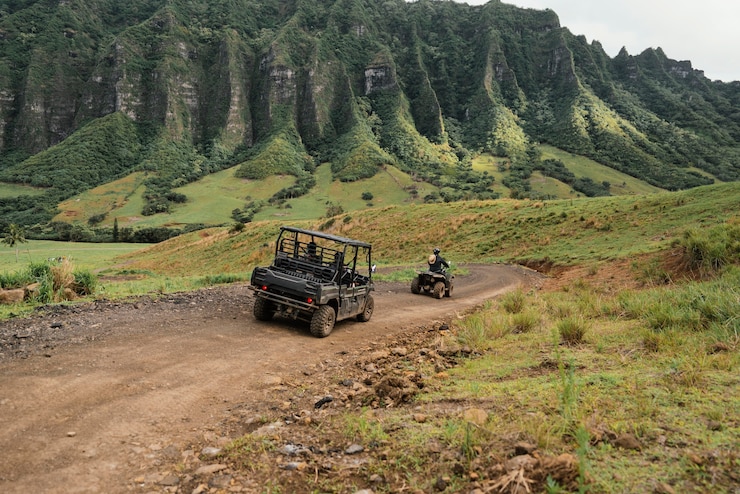 Photo gratuit vue panoramique de la voiture jeep à hawaii