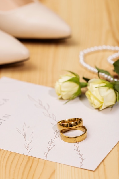 Vue sur la papeterie de mariage élégante et luxueuse et les ressources de planification
