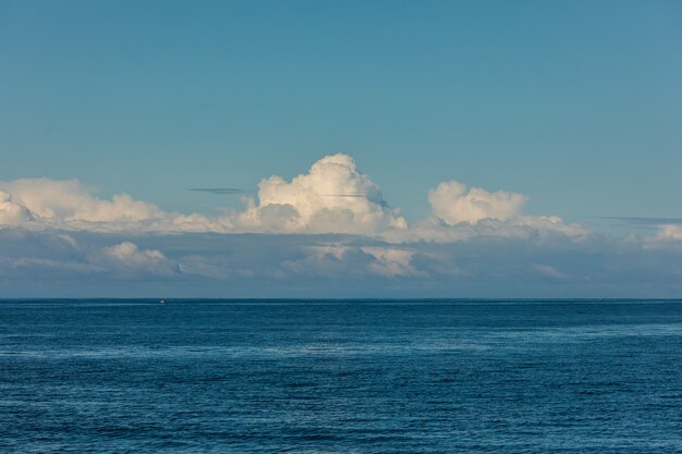 Vue parfaite du ciel et de l'eau de l'océan