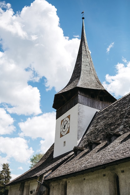 Vue sur la partie supérieure de l'ancienne église en Suisse