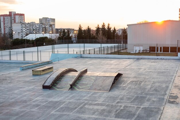 Vue de la patinoire de skateboard