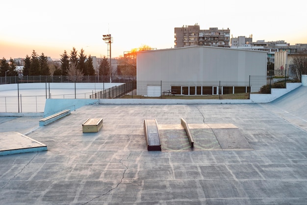 Vue de la patinoire de skateboard