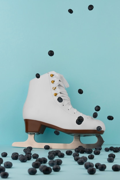 Vue des patins à glace blancs aux myrtilles