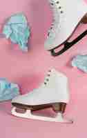 Photo gratuite vue des patins à glace blancs avec lacets