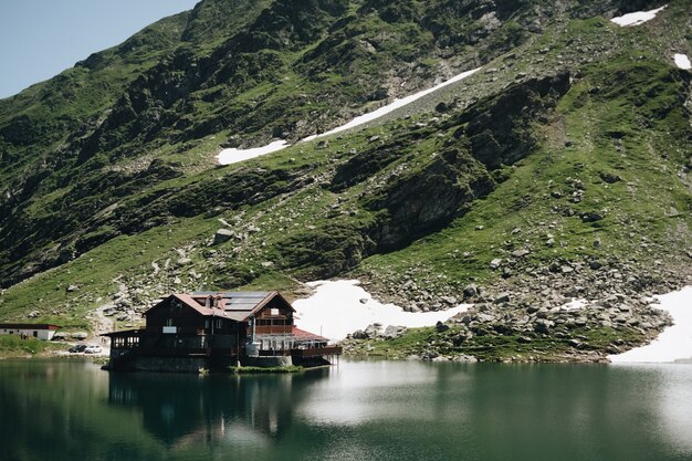 Vue paysage du lac Balea en Roumanie et les montagnes Fagaras en été avec des sommets enneigés