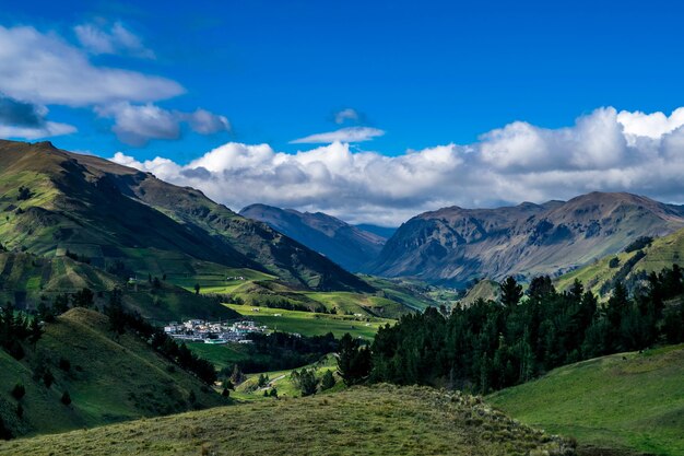 Vue paysage sur les montagnes verdoyantes et les arbres sous le ciel bleu