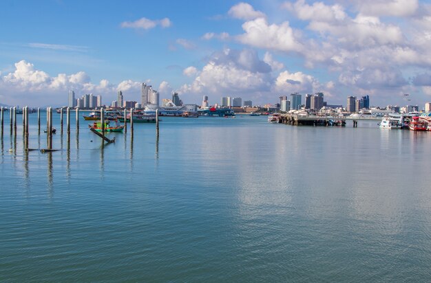 Vue sur le paysage urbain et l'eau près de la plage du district de Pattaya Chonburi dans le golfe de Thaïlande