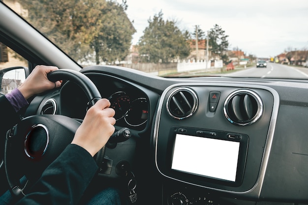 Vue d'une personne conduisant une voiture de luxe dans la rue vide capturée par une journée ensoleillée