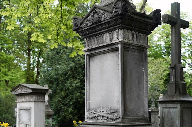 Vue des pierres tombales au cimetière