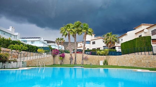 Photo gratuite vue d'une piscine dans la station balnéaire de sierra cortina espagne