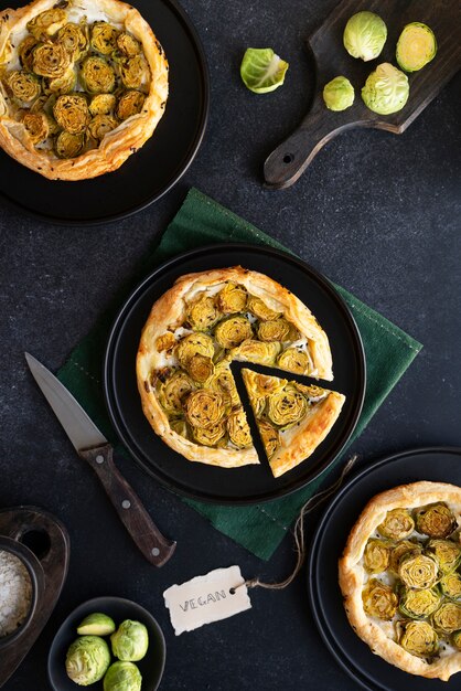 Vue de la pizza végétalienne faite avec des légumes par la boulangerie