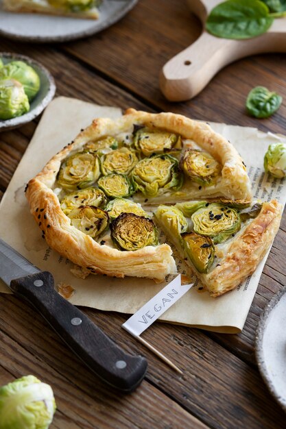 Vue de la pizza végétalienne faite avec des légumes par la boulangerie