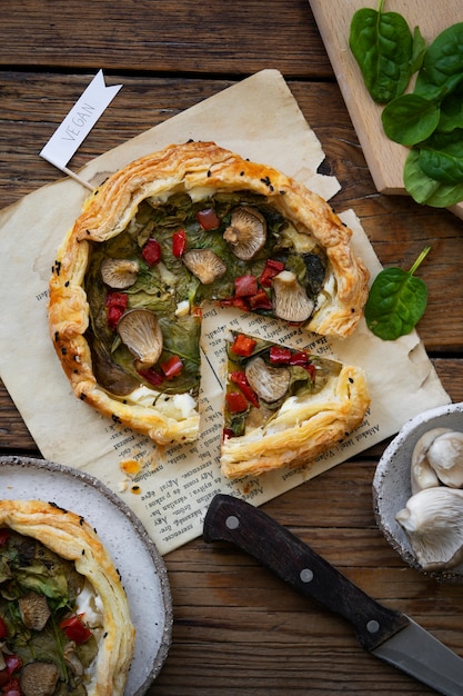 Photo gratuite vue de la pizza végétalienne faite avec des légumes par la boulangerie