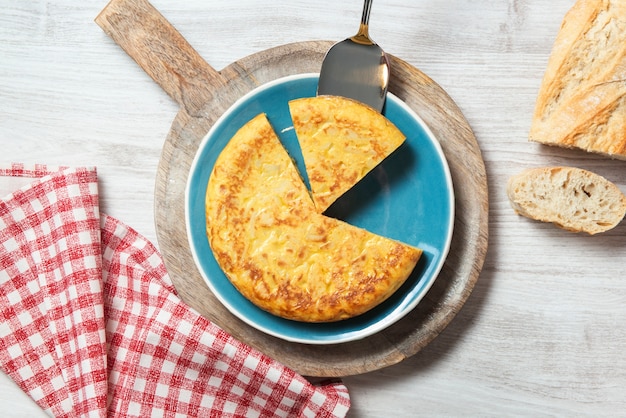 Vue à plat du délicieux plat de tortillas espagnoles