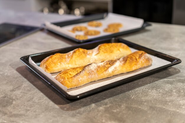 Vue des plateaux avec du pain et des biscuits fraîchement cuits