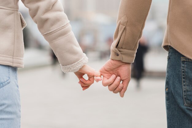 Vue postérieure, de, couple, tenue, pinkies, dehors