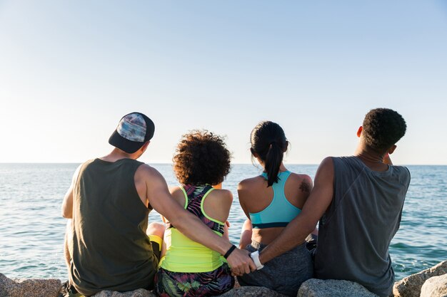 Photo gratuite vue postérieure, de, deux, jeune, couple sportif, étreindre