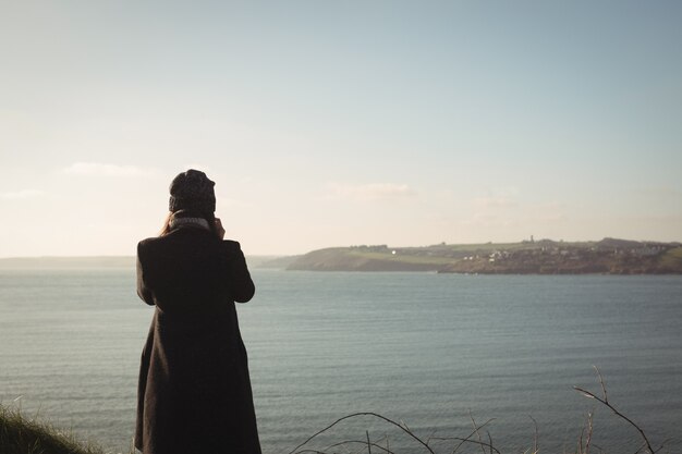 Vue postérieure, de, femme, debout, près, lac, dans parc