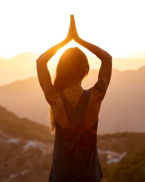 Vue postérieure, de, femme, faire, yoga, dans, les, coucher soleil