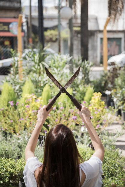 Vue postérieure, de, a, femme, tenue, ciseaux jardinage, devant, usines, grandir, dans, serre