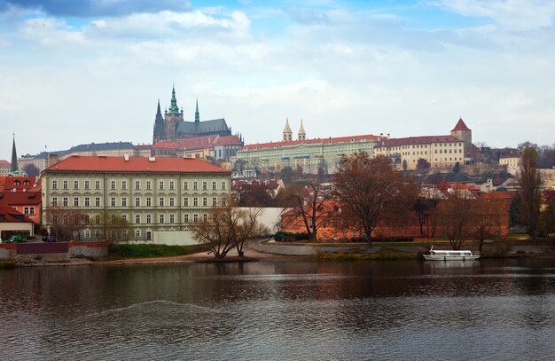 Vue de Prague depuis le côté de Vltava