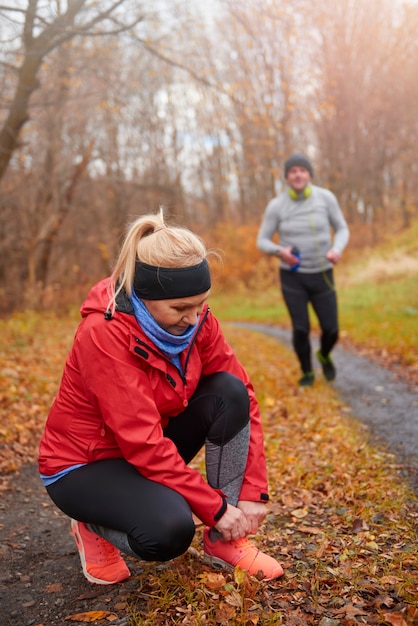 Photo gratuite vue principale des coureurs adultes dans les bois