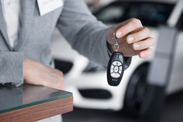 Vue principale du vendeur tenant des clés de voiture