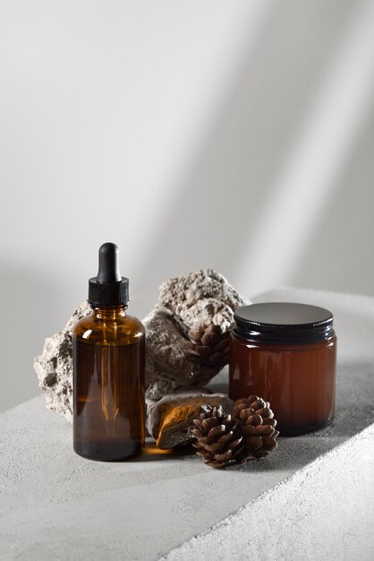 Vue des produits de beauté masculins avec présentoir en pierre ou en pierre