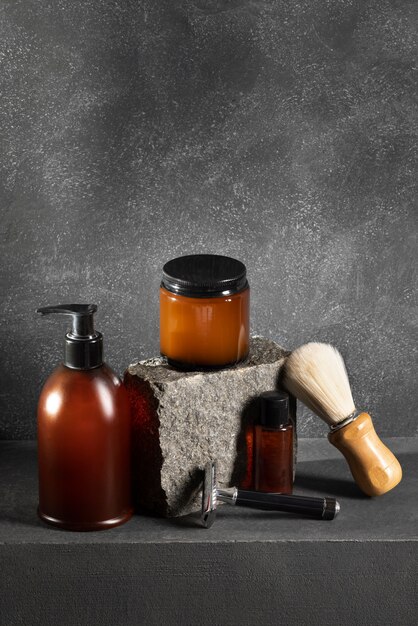 Vue des produits de beauté masculins avec présentoir en pierre ou en pierre