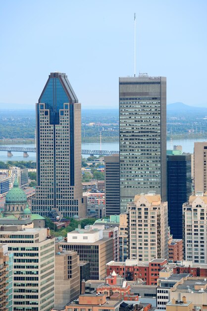 Vue quotidienne de Montréal depuis le Mont Royal avec les toits de la ville