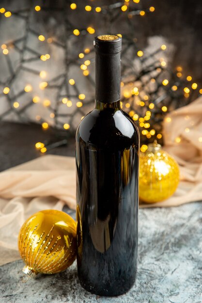 Photo gratuite vue rapprochée avant de la bouteille de vin en verre rouge pour les accessoires de fête de famille et de décoration