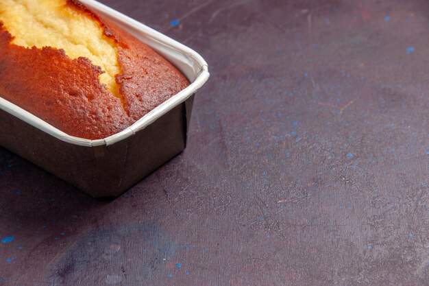 Vue rapprochée avant délicieux gâteau sucré tarte au four pour le thé sur fond sombre biscuit gâteau au thé tarte sucrée pâte à sucre