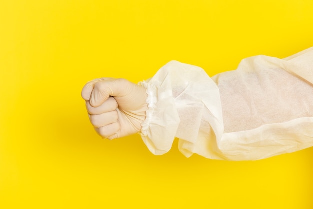 Vue rapprochée avant du travailleur scientifique masculin en tenue de protection spéciale sur mur jaune