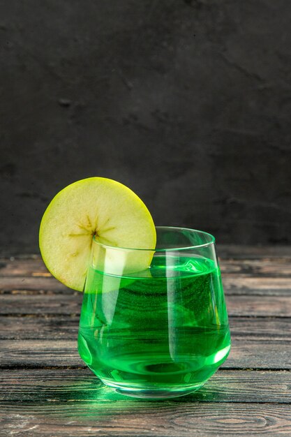 Vue rapprochée avant de jus délicieux naturel frais dans un verre sur fond noir