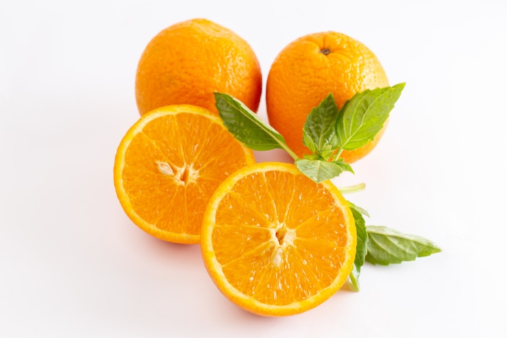 Photo gratuit vue rapprochée avant d'oranges entières fraîches juteuses et aigres sur la surface blanche