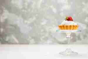 Photo gratuite vue rapprochée avant petit gâteau crémeux aux fraises fraîches sur la lumière, gâteau aux fruits sucrés berry bake