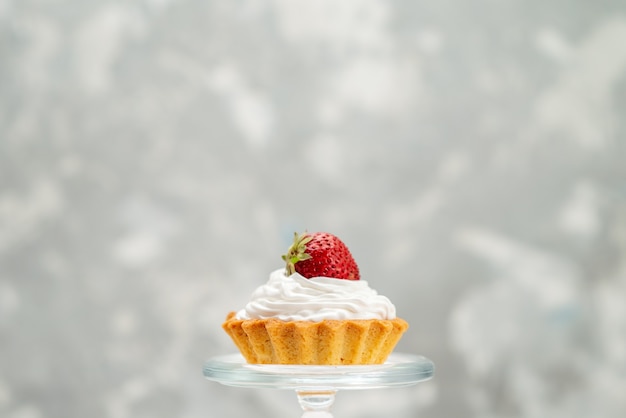Photo gratuite vue rapprochée avant petit gâteau crémeux aux fraises fraîches sur la lumière, gâteau sucré sucre fruit berry