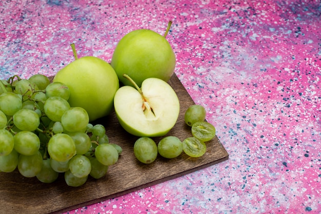 Vue Rapprochée Avant De Raisins Verts Avec Pomme Verte Sur Le Bureau Violet