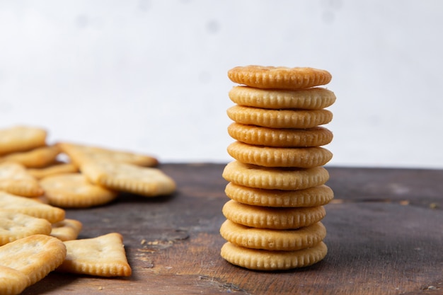 Vue rapprochée avant de savoureuses chips salées sur la surface en bois