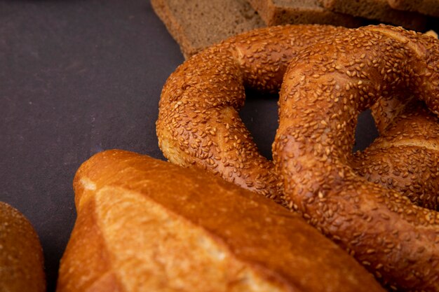 Vue rapprochée de bagels avec baguette vietnamienne sur fond marron avec copie espace