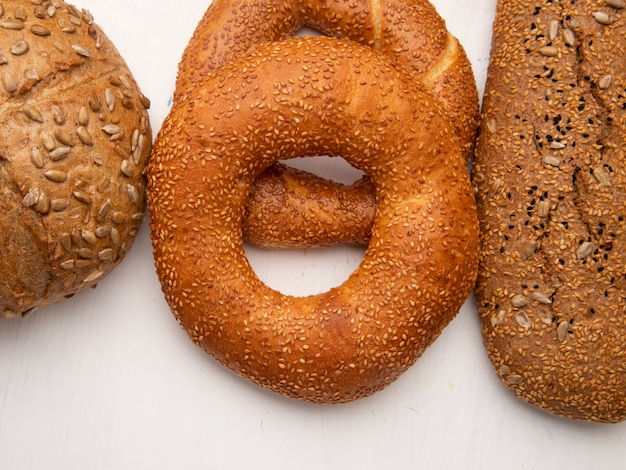 Vue rapprochée de bagels avec épis et baguette épépinés sur fond blanc avec copie espace