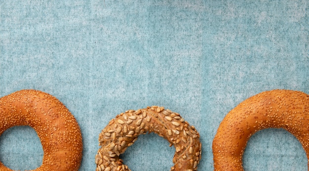 Vue rapprochée des bagels turcs sur fond bleu avec copie espace