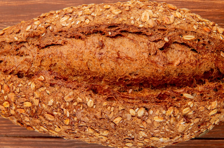Photo gratuit vue rapprochée de la baguette vietnamienne ensemencée sur une surface en bois