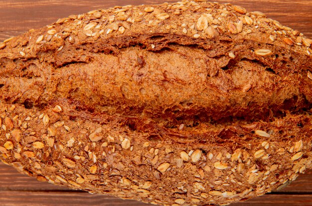 Vue rapprochée de la baguette vietnamienne ensemencée sur une surface en bois