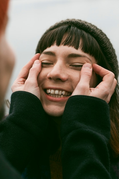 Vue rapprochée de la belle femme souriante