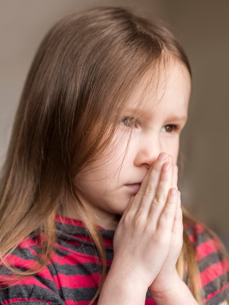 Photo gratuite vue rapprochée de la belle petite fille priant